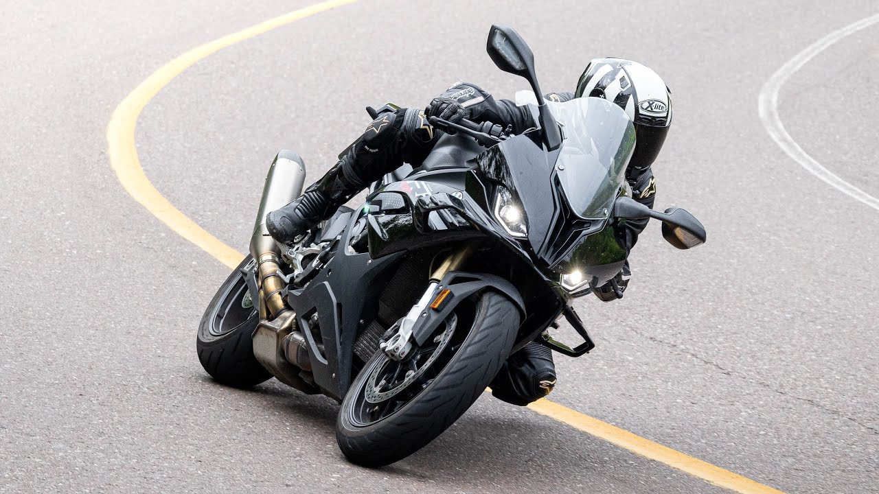 Chica en moto rebasa M1000R 🔥