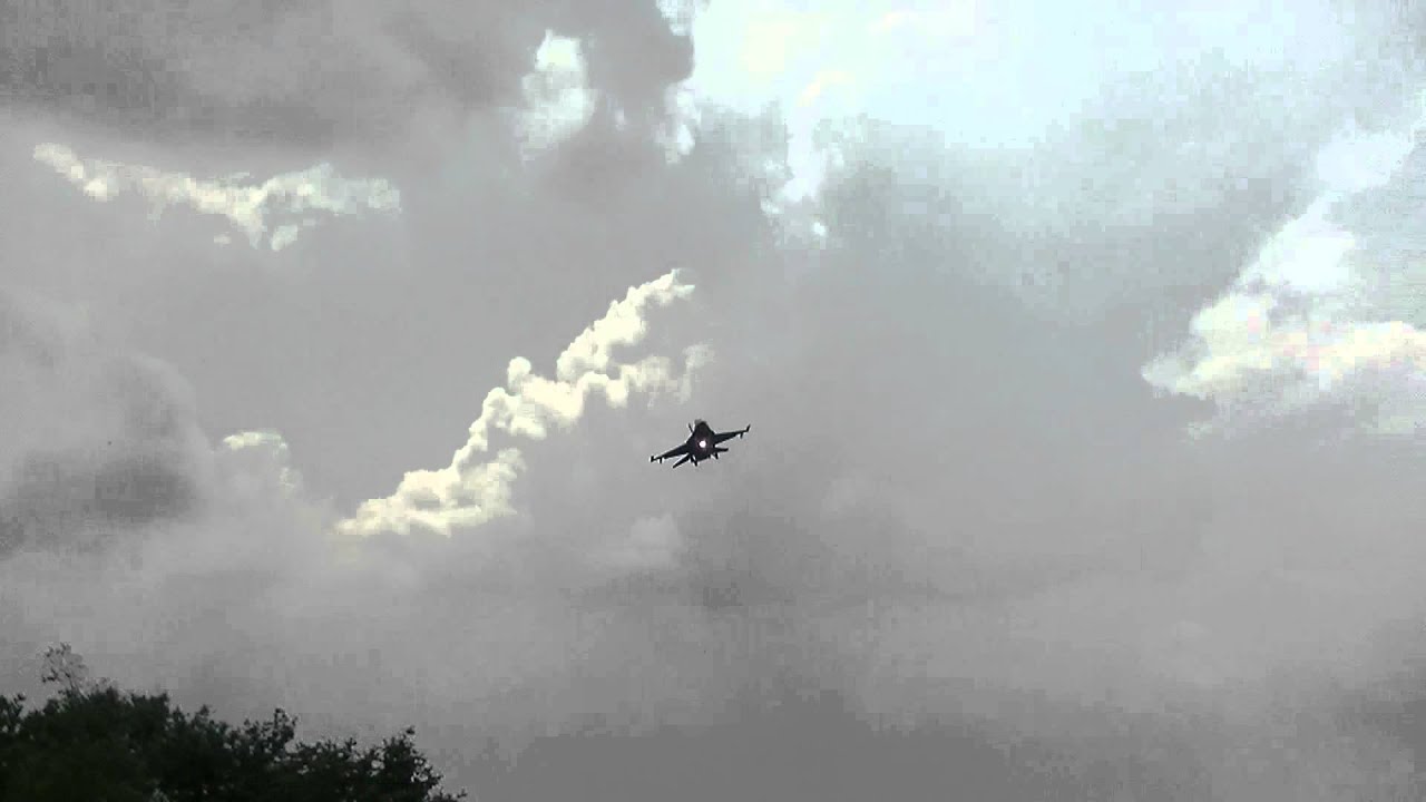 Another low landing of an Dutch F-16 at Volkel Airbase!
