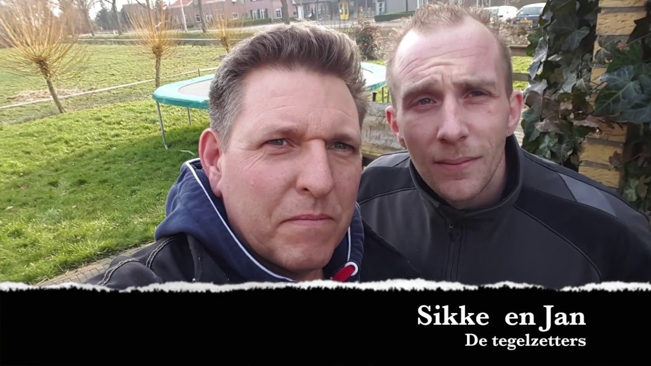 Zand/cement vloer smeren. Lekker tegelen met de tegelzetters