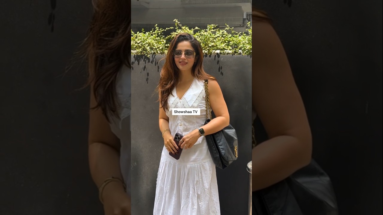 Neha Pendse Spotted in a city outside Cafe❤️ 