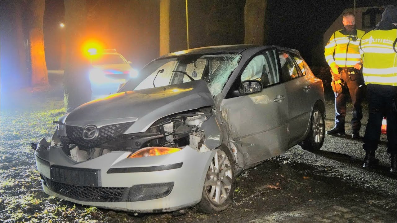 Auto botst tegen boom op de Zevenhuisterweg in Nieuw-Roden 