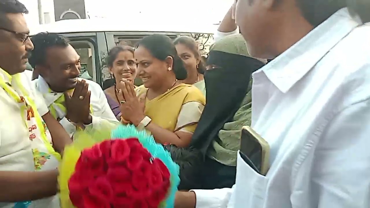 కెసిఆర్  బిడ్డ జాగృతి అధ్యక్షురాలు. మానుకోటలో రావడంతో అభిమానులు. పూల గుజ్జులతో ఆప్యాయతగా కలిశారు. 