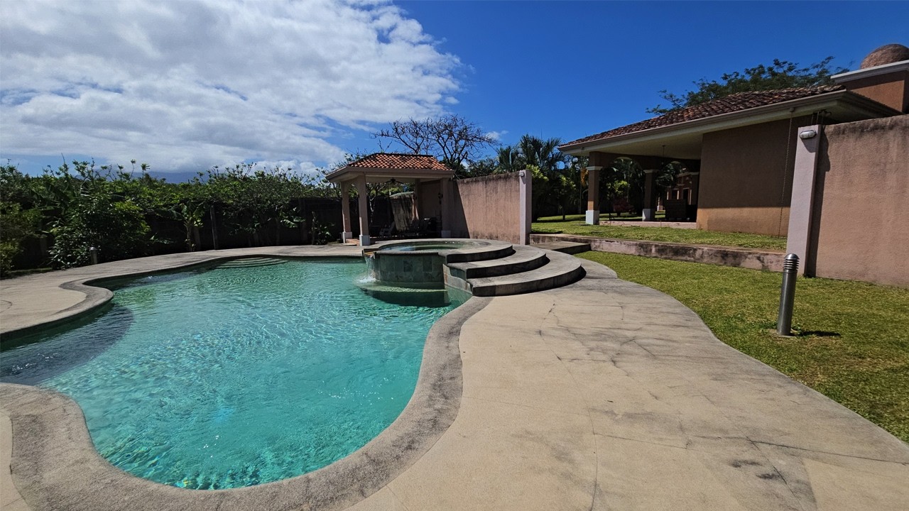 Mansion for Sale in Granada, Nicaragua | Includes 4 Beds, Pool, & Garage