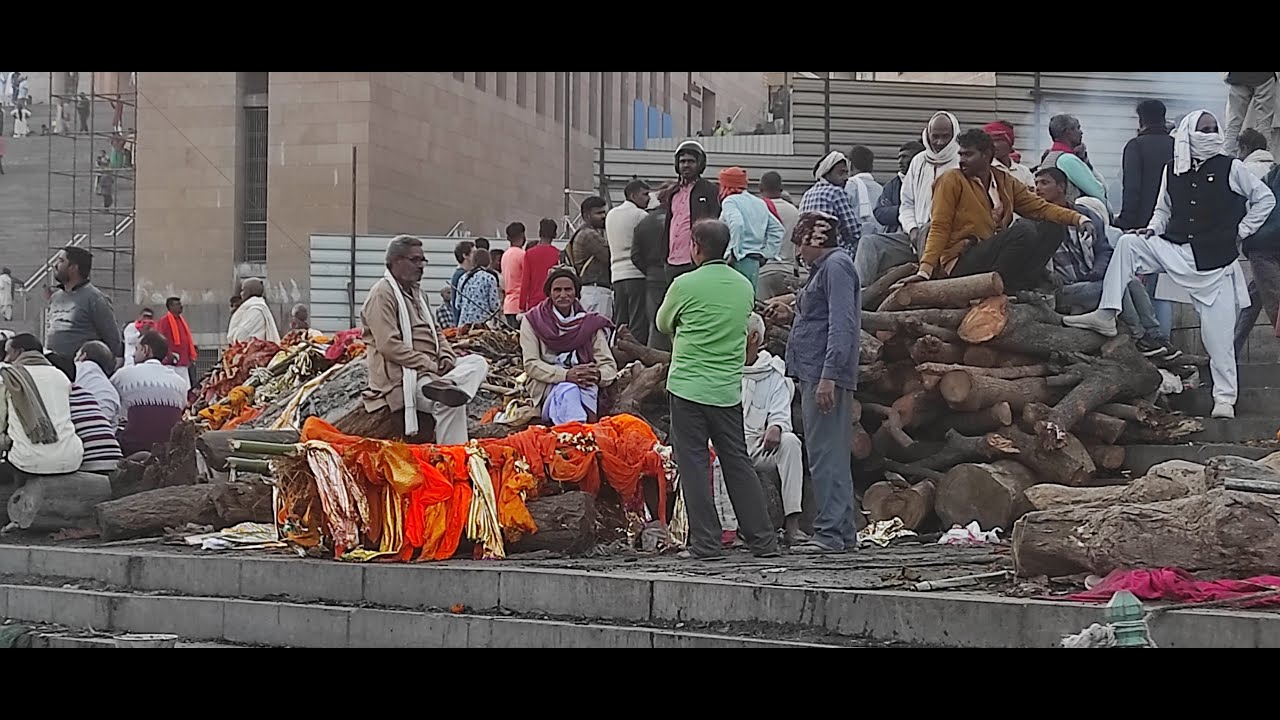 VARANASI Rituali di cremazione nel fiume Gange