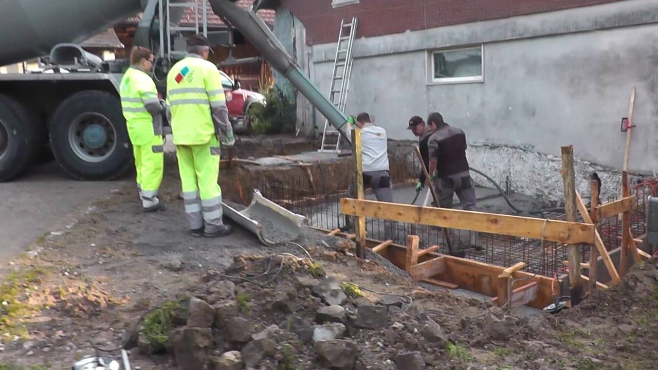 Betonieren und Fernwärmeleitung verlegen für neue Holzheizung