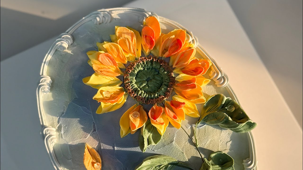 Instructions on how to draw a sunflower using cream / #caketv #cakedecorating 