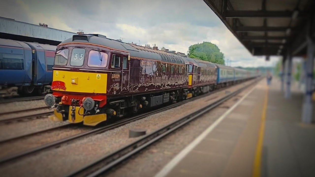 33 029/207 and 47 812 pass Tonbridge with The Kent Coaster.