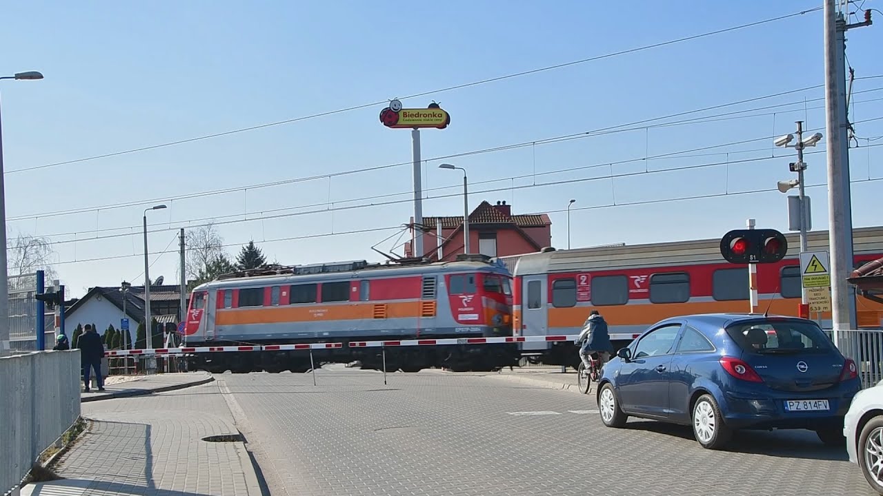 Przejazd kolejowy w Mosinie na ul. Farbiarskiej - 2 pociągi