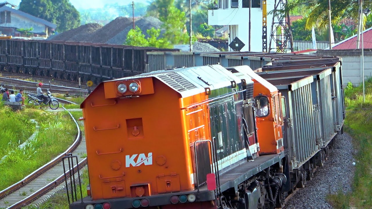 EMD Locomotive Engine CC 202 Sounds Loud in Sumatra.