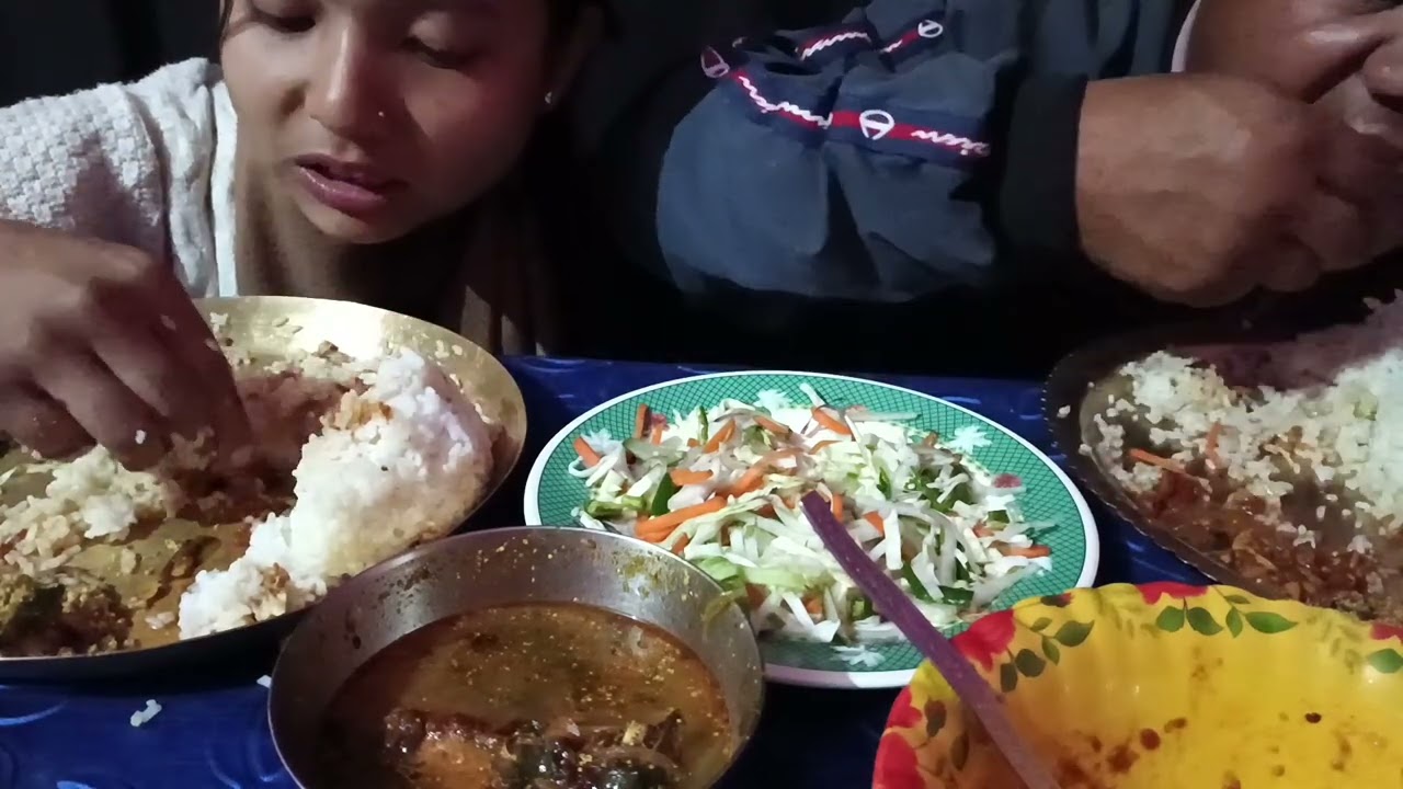 Mukbang with spicy fish curry kinima ko gravy and with lots of salad 🥗