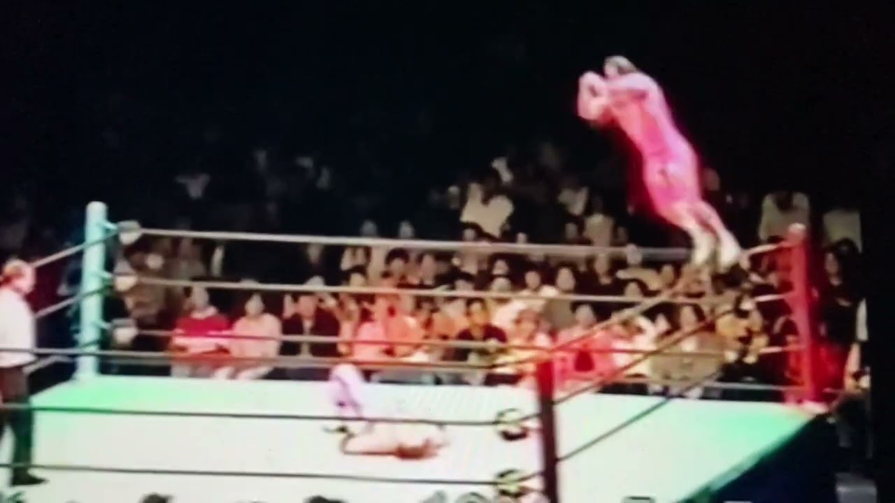 Bret Hart kicks out of Macho Mans flying elbow