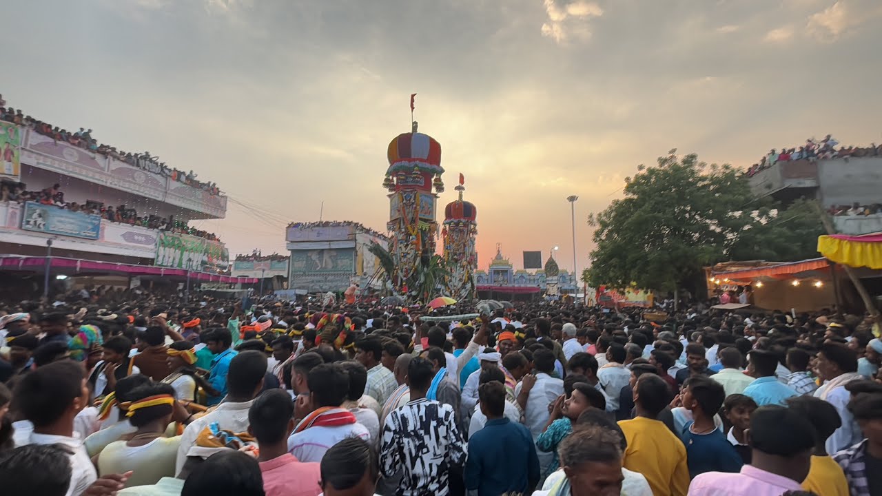 Shree Gulyam Gadilingappa Thatha Car's Festival Jatra. ಗಾದಿಲಿಂಗಪ್ಪ ತಾತನವರ ಮಹಾ ಜೋಡು ರಥೋತ್ಸವ 2024.