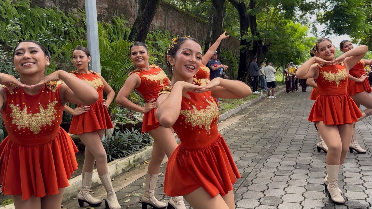 Colegio Salarrue en el desfile del Sonsonate Fest 2025 - Baile Inolvidable