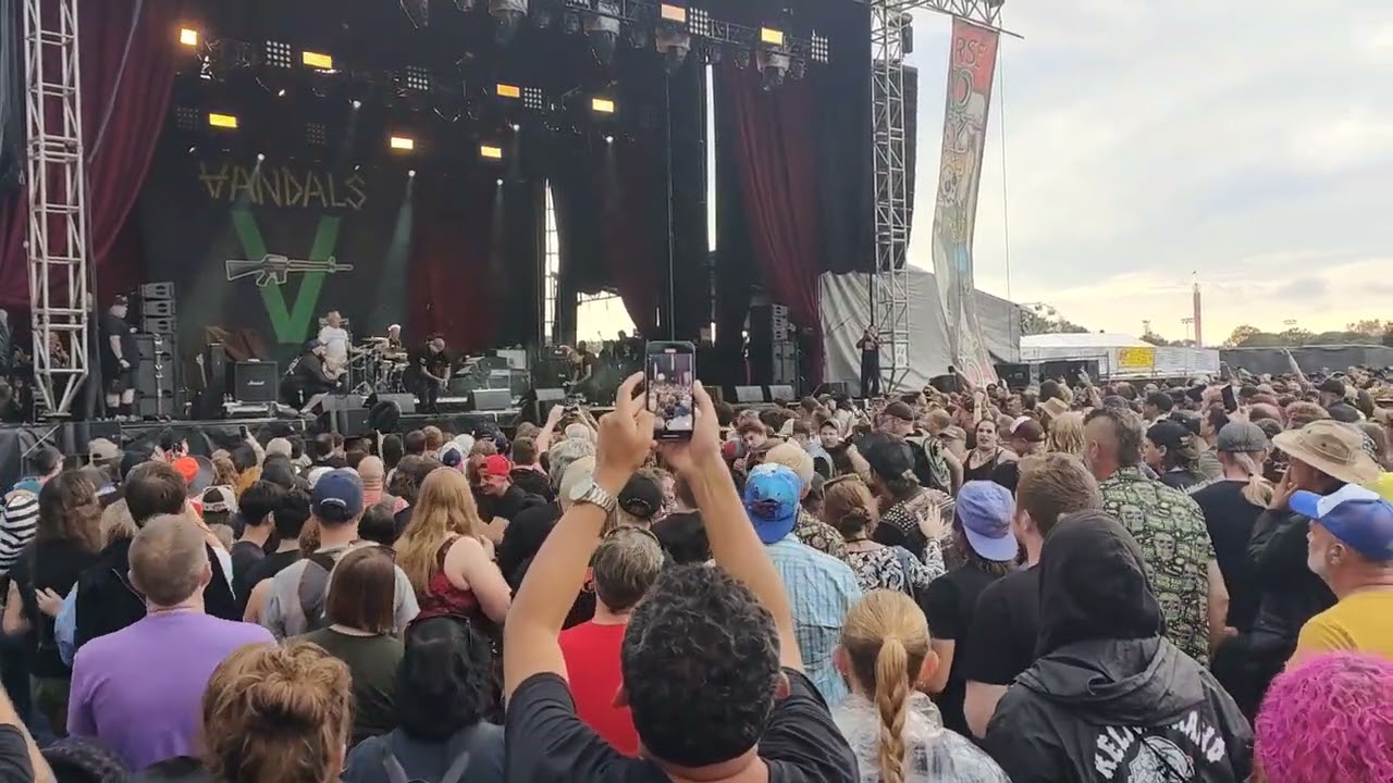 Vandals - I Have a Date @ Riot Fest Chicago (22.09.2024)