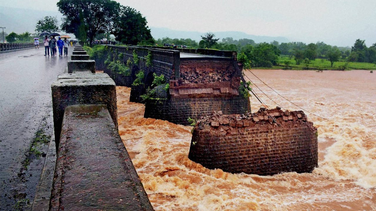 Mahad Bridge Collapse : Navy divers find wreckage of one transport bus | Oneindia News
