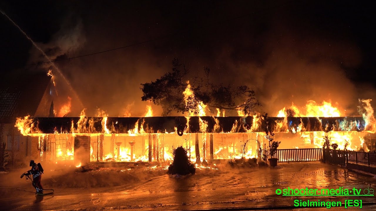 + Großbrand einer Gärtnerei + FLAMMENMEER IN FILDERSTADT - [Feuer fordert Großeinsatz] - [E]