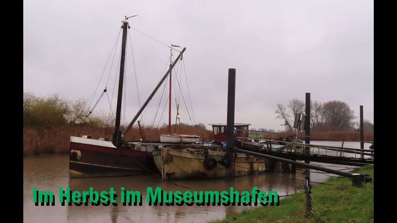 In autumn in Wischafen in the museum harbor