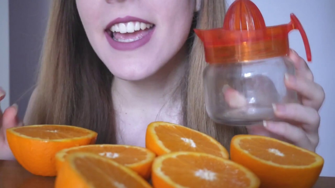 *Eating Sounds* ASMR| Orange juice gulping and MESSY orange eating| WHISPERING