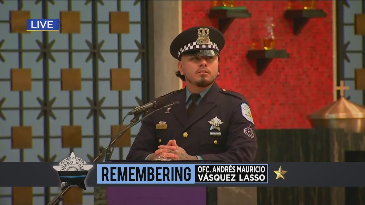 Officer Saúl Cantería honors fellow officer Andrés Mauricio Vásquez Lasso