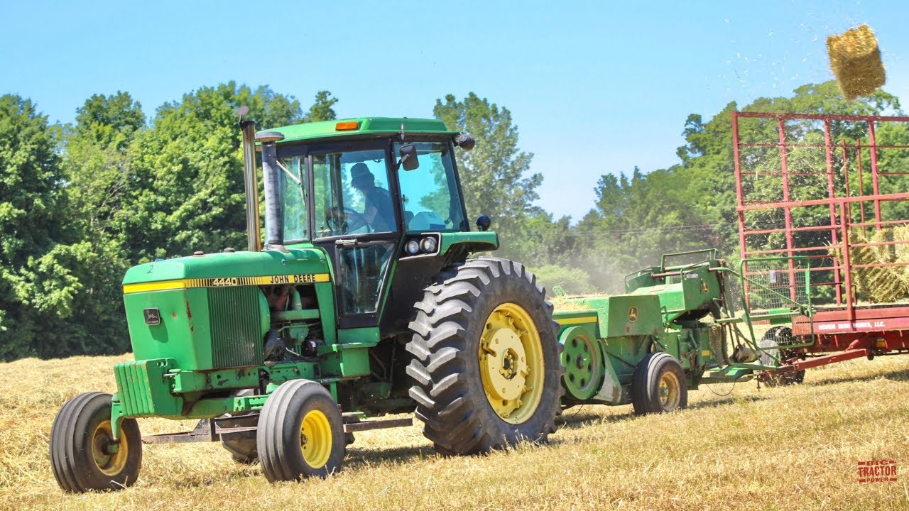 JOHN DEERE Tractors Kick Baling