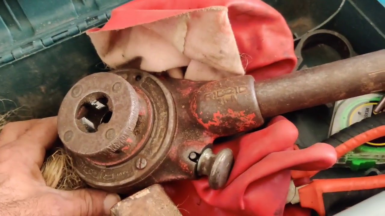 Astuce filetage par une filière --فيلتاج انابيب المياه الحديدية