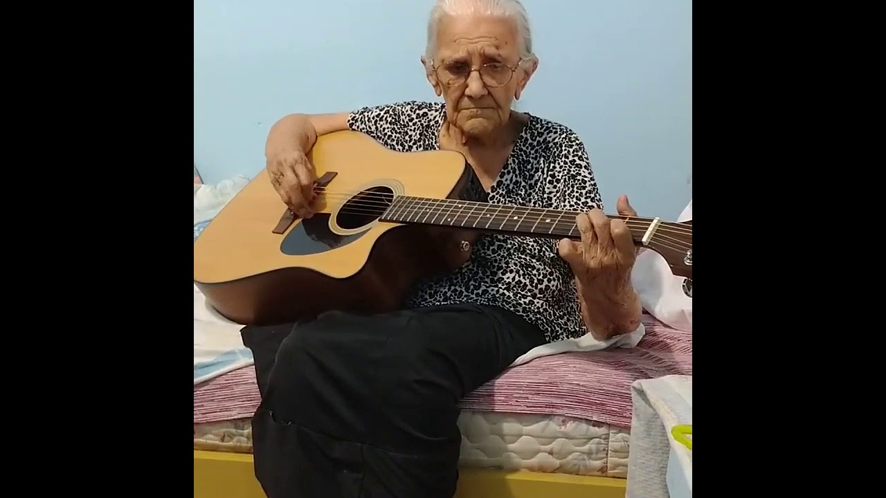 V&oacute; Creusa Louvando ao Senhor... Hino 467 da Harpa Crist&atilde; - Sobre As Ondas do Mar...