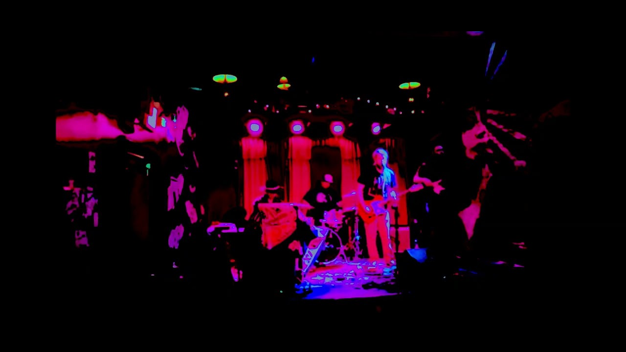 Melvis playing “So Slow” live at Flicker 10/2025