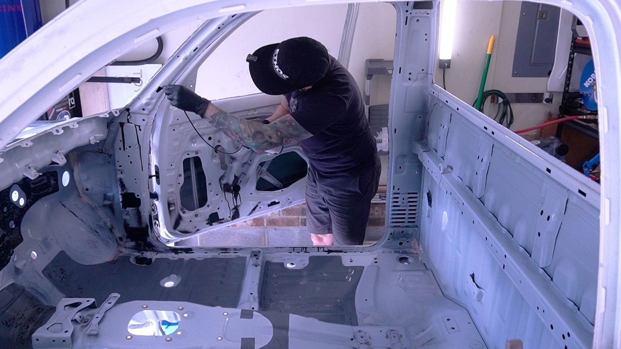 Использование покрытия Eastwood Internal Frame Coating на голой кабине этого автомобиля Toyota Ta...