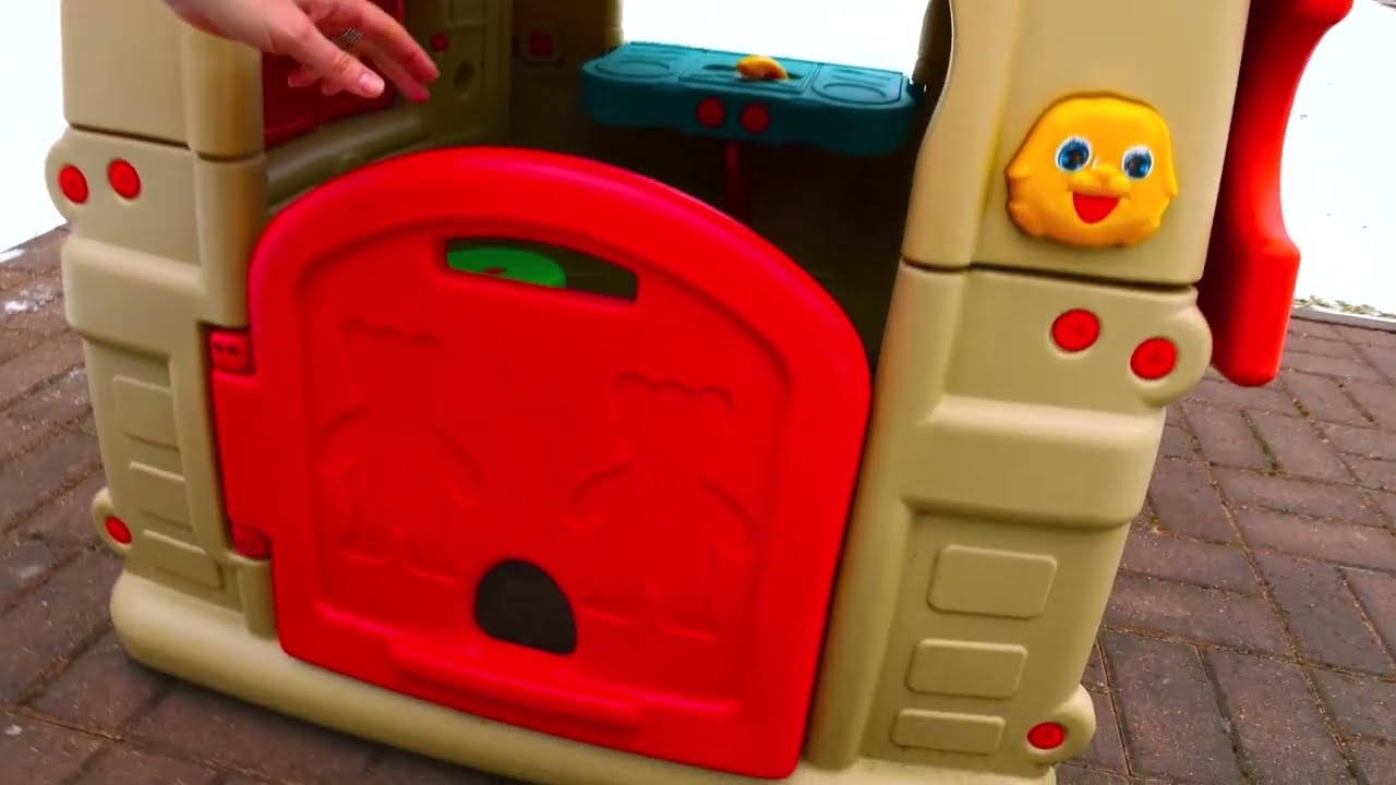 Monstrinho verde de brinquedo saiu para passear! 😲 Será que ele está com frio?