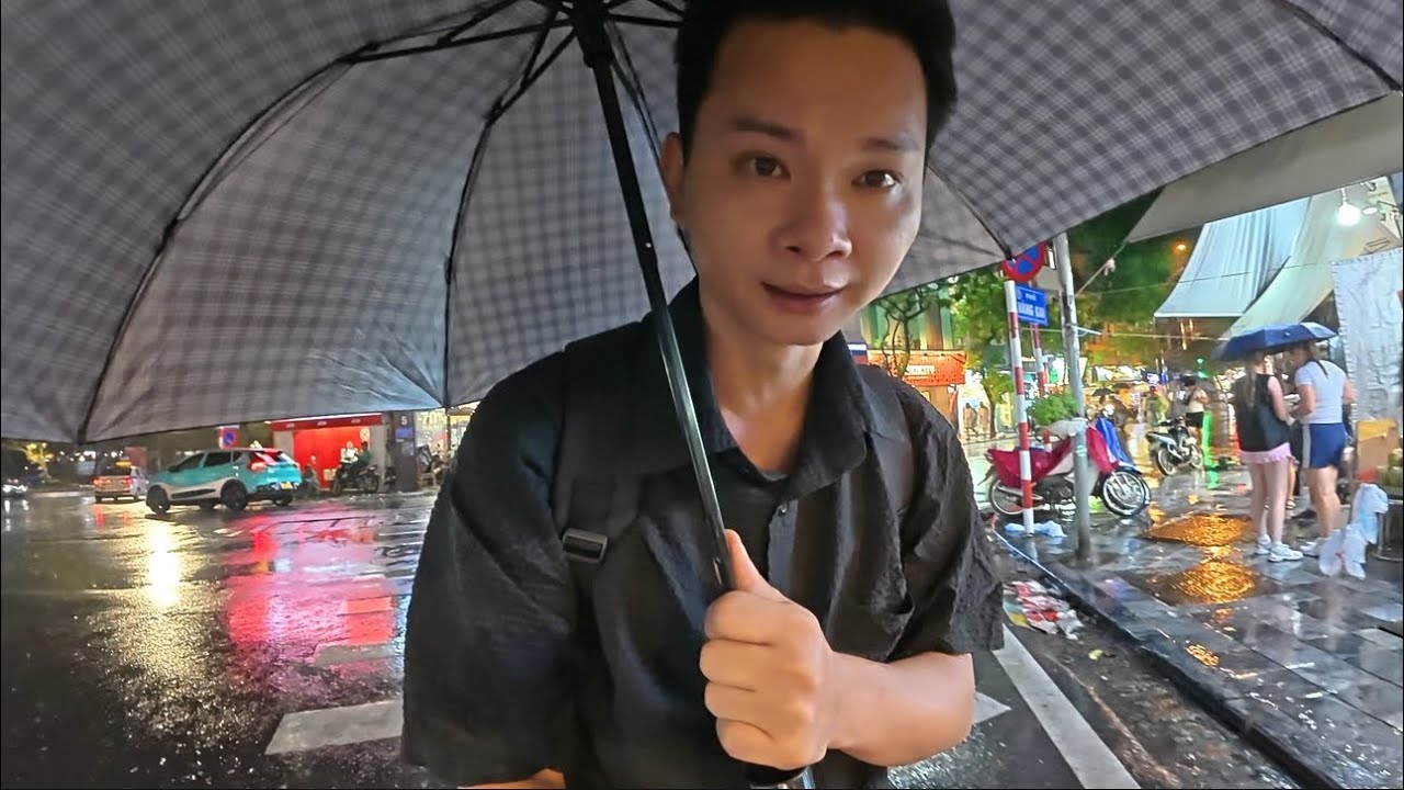 在越南被洪水困了3天：大家失去耐心等救援：我们勇闯洪水：希望能逃脱灾区