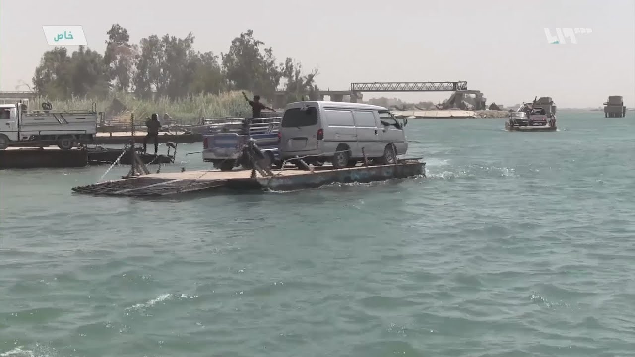 شاهد ماذا فعل أهالي الرقة للانتقال بين ضفتي نهر الفرات بعد تدمير جسور المدينة