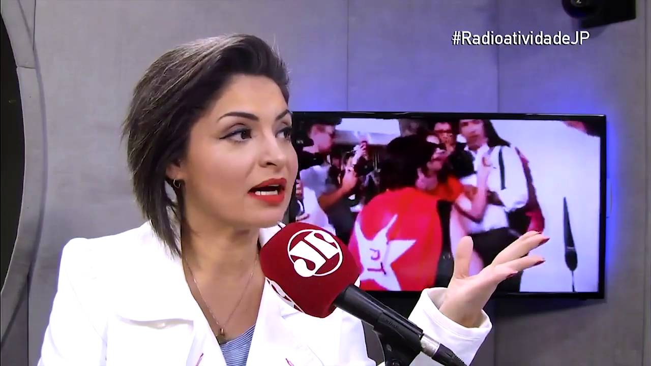O rep&oacute;rter Luiz Fara Monteiro &eacute; atacado por manifestantes na porta do Alvorada