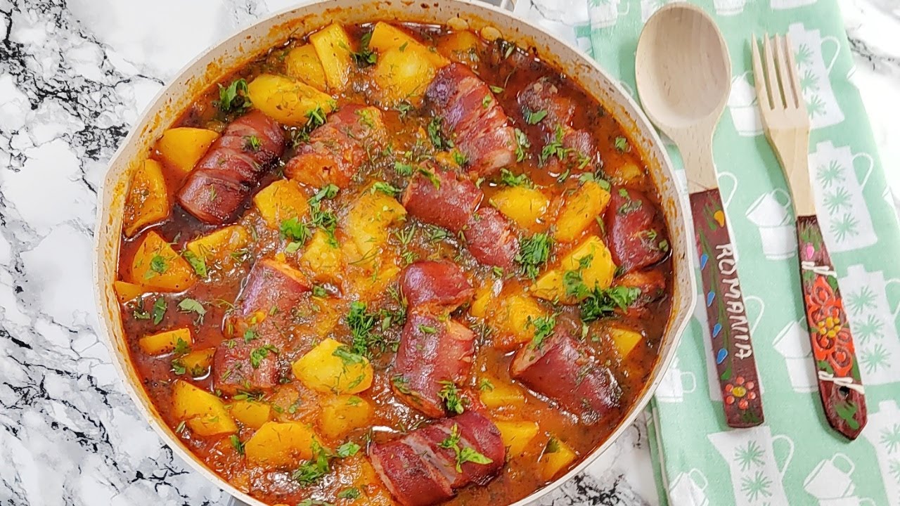 Tocana de cartofi cu carnati de porc | Potato Stew With Pork Sausages