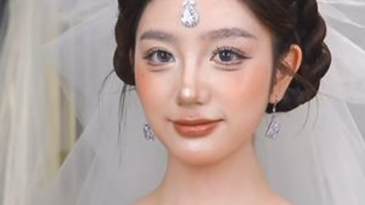 氛围感白纱造型教程分享来啦！ 这个造型适合长脸圆脸的姐妹们减龄感拉满啦不想做简单丸子头造型的姐妹们赶紧学起来吧～#新娘跟妆 #喜看造型 #氛围感白纱 #减龄感发型 #化妆师的工作日常