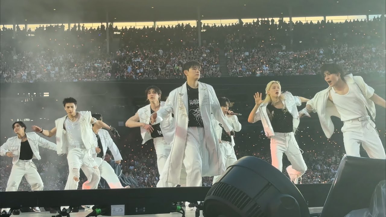 Stray Kids Giant - Dominate Chicago 062626