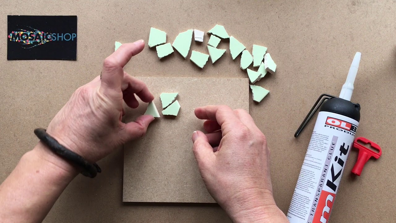 Lijmen en de ruimte tussen de mozai&euml;ksteenjes