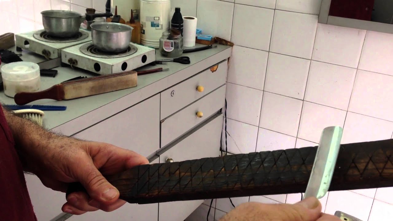 Barbeiro Paraná ensina como afiar uma navalha em couro