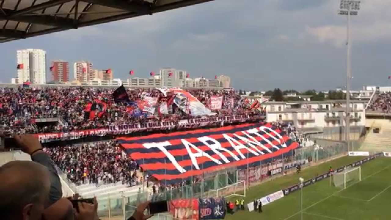 Il mega striscione dei tifosi della Curva Nord dello Iacovone