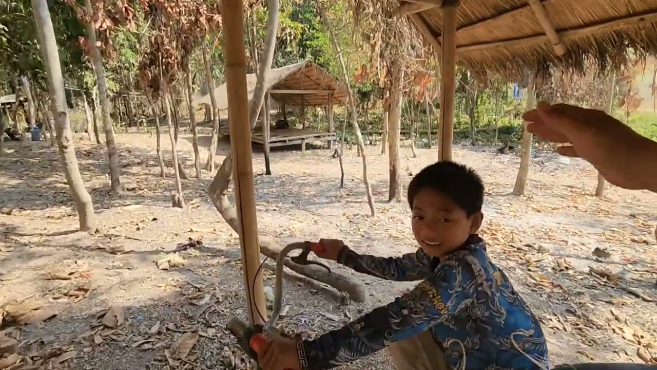 น้องหยงชอบหัดแอบขี่จักรยาน #เผ่าตองเหลืองในลาว #คนป่า 