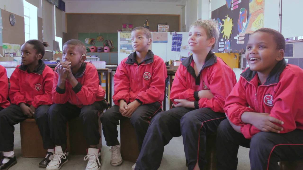 Deaf teacher was storytelling that deaf learners had enthusiasm