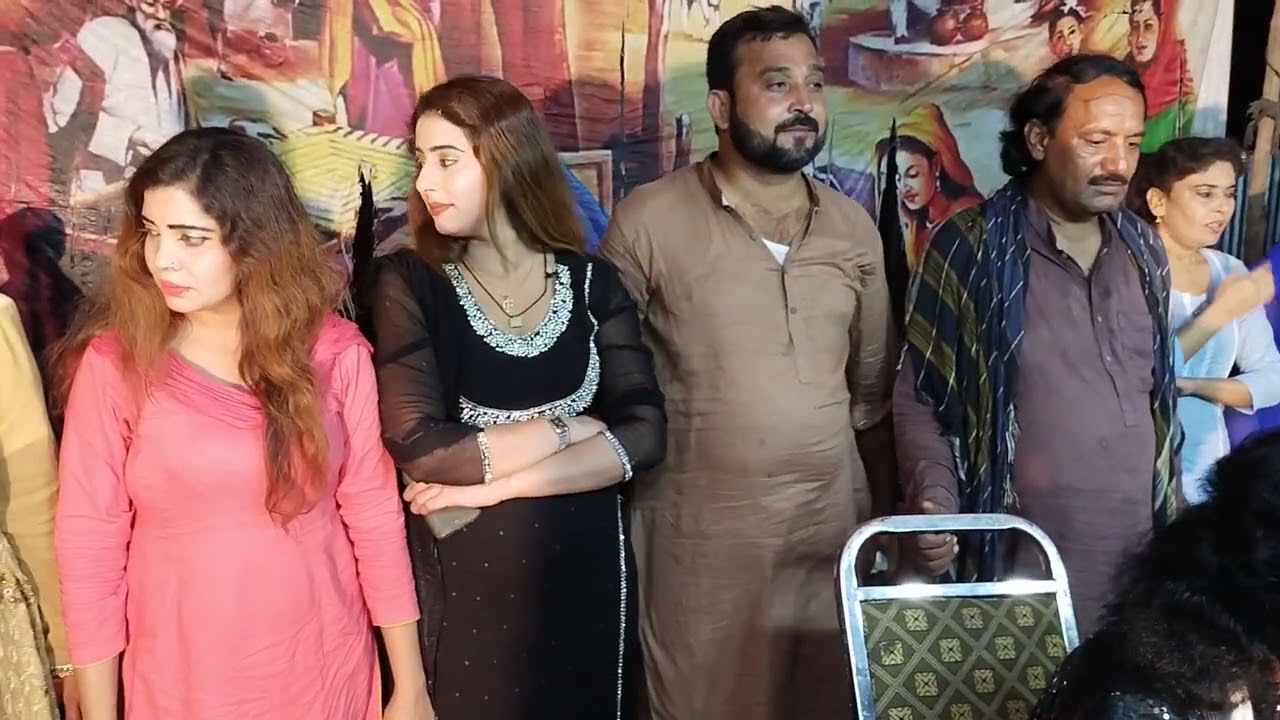 اینکر پرسن اعظم کنڈیارہ سنگر ملک سرور گلشن کا انٹرویو کرتے ہوئے