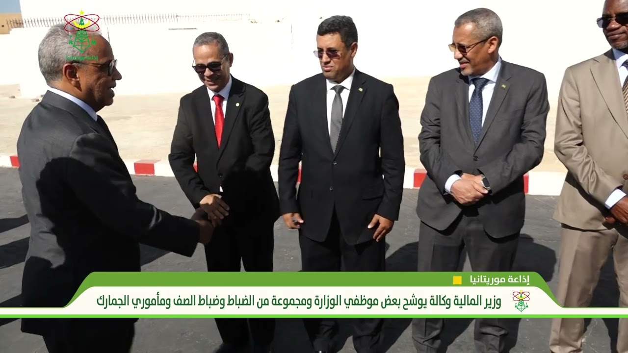 وزير المالية وكالة يوشح بعض موظفي الوزارة ومجموعة من الضباط وضباط الصف ومأموري الجمارك