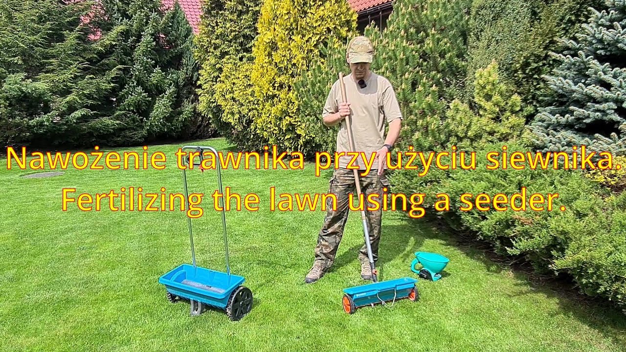 Nawożenie trawnika przy użyciu siewnika Gardena. Fertilizing the lawn using a Gardena seeder.