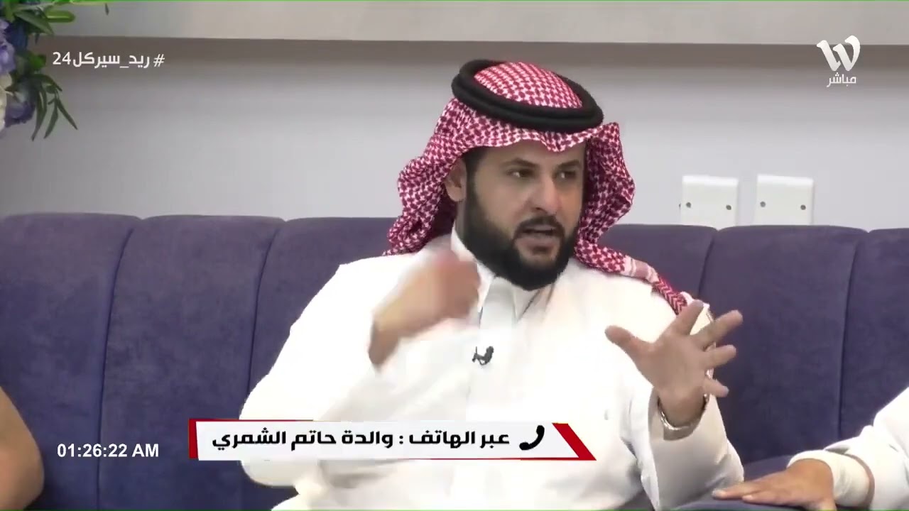 يقطع اتصال والداته  ويقول صوت المراة عورة