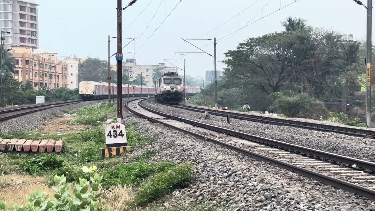 Rajdhani Vs Intercity !! BBS Rajdhani xing BGY Intercity/ExploringmycountryIndia/Indian Railways ||