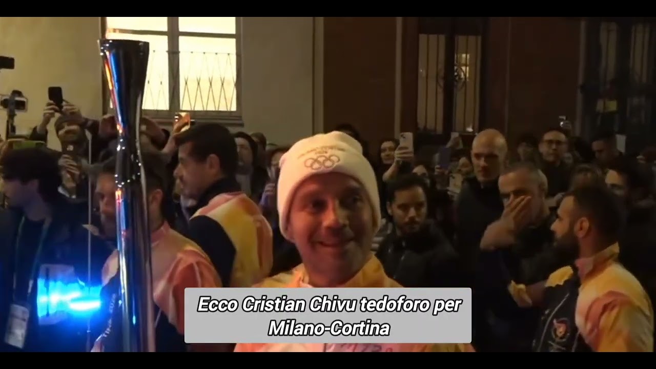 Tanti tifosi attorno a Cristian Chivu, tedoforo delle Olimpiadi Invernali di Milano Cortina.