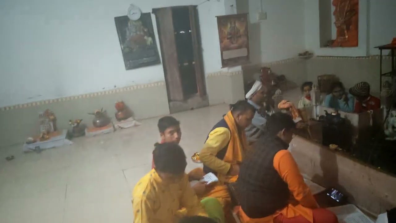 रुद्राभिषेक करते हुए गौशाला में सभी नैमिषारण्य के ब्राह्मण