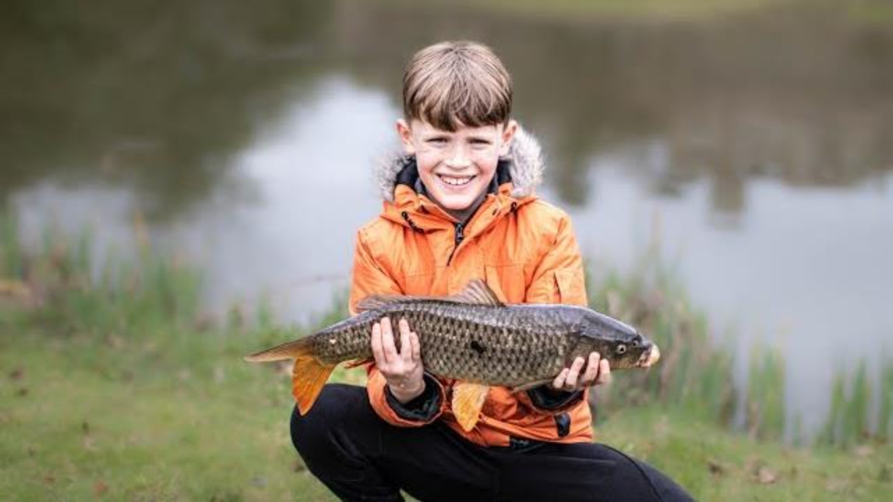 KIDS CATCHING BIG FISH with Sonik Xtractor rod, reel & net kit #fishingvideos #fishingvideosforkids