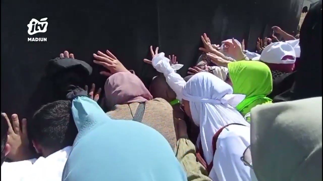 MAKKAH - Kejar Momen Istimewa, Jemaah Sindo Wisata Madiun Menuju Masjidil Haram Untuk Mencium Kabah