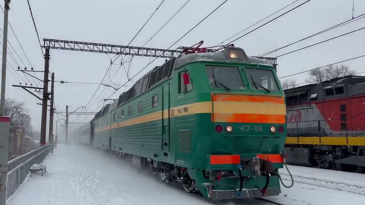 Зелёный электровоз ЧС7-106 с поездом 67 Абакан – Москва и тепловоз ТЭМ14-0081 резервом